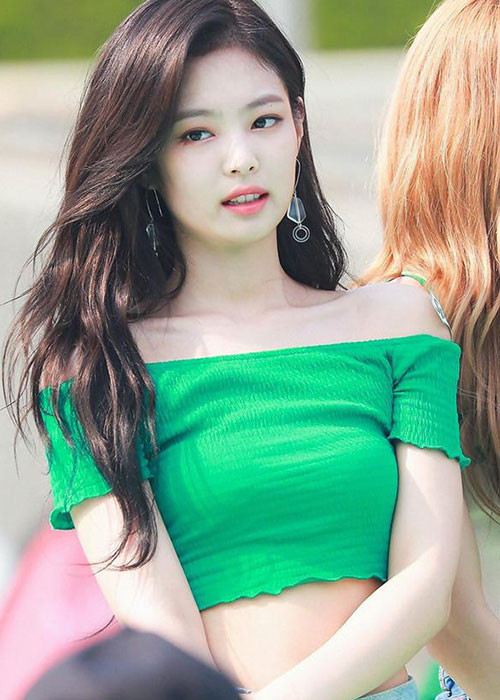 Kiểu áo crop-top trễ vai được mỹ nhân BLACKPINK khá ưa chuộng để khoe vòng eo con kiến, bờ vai thon thả.