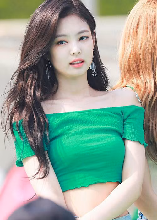 Kiểu áo crop-top trễ vai được mỹ nhân BLACKPINK khá ưa chuộng để khoe vòng eo con kiến, bờ vai thon thả.