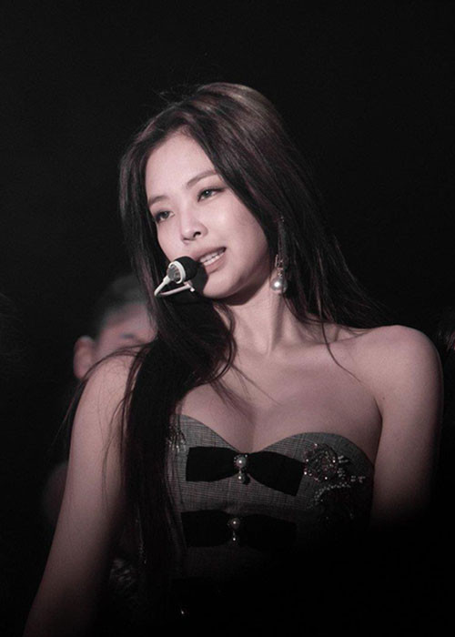 Sau khi rộ tin đồn hẹn hò đàn anh cùng công ty, Jennie nhanh chóng trở thành tâm điểm của dư luận.