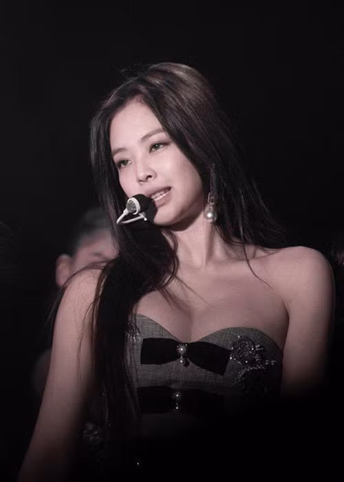 Sau khi rộ tin đồn hẹn hò đàn anh cùng công ty, Jennie nhanh chóng trở thành tâm điểm của dư luận.