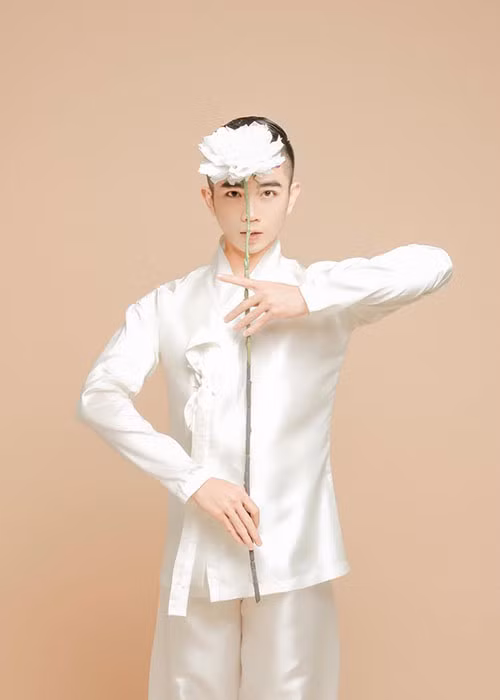 Diễn viên múa Mai Trung Hiếu qua đời ở tuổi 29. Trước đó, anh mắc bệnh về phổi. Sự ra đi của Mai Trung Hiếu khiến nhiều nghệ sĩ bàng hoàng, thương xót.