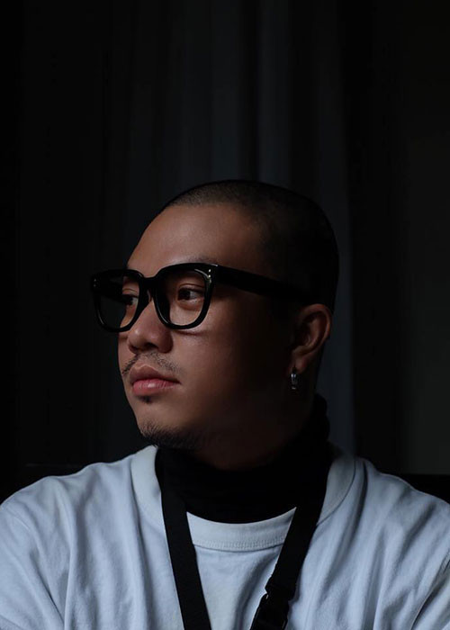 NTK Hà Nhật Tiến viết tâm thư tiễn biệt Mai Trung Hiếu: “Tối qua nghe loan tin về sự ra đi bất ngờ của em anh bần thần và không biết vì sao mọi thứ nó lại diễn ra cấp kì tới như vậy. Vô thường mỗi lúc một khắc nghiệt hơn với tất cả chúng ta. Nhưng với sự ra đi đường đột của một người quá trẻ như em thì nó càng khắc nghiệt hơn gấp bội...".