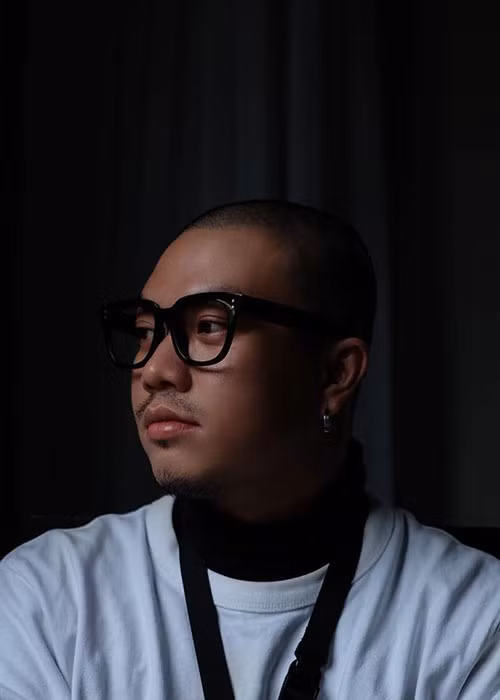 NTK Hà Nhật Tiến viết tâm thư tiễn biệt Mai Trung Hiếu: “Tối qua nghe loan tin về sự ra đi bất ngờ của em anh bần thần và không biết vì sao mọi thứ nó lại diễn ra cấp kì tới như vậy. Vô thường mỗi lúc một khắc nghiệt hơn với tất cả chúng ta. Nhưng với sự ra đi đường đột của một người quá trẻ như em thì nó càng khắc nghiệt hơn gấp bội...".