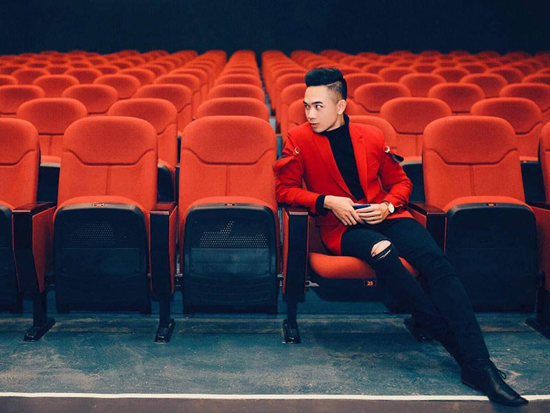 NTK Đỗ Mạnh Cường chia sẻ, anh luôn yêu mến Mai Trung Hiếu: “Lần đầu tiên em mặc trang phục của anh và cũng là lần cuối anh em mình nói chuyện với nhau. Em luôn là 1 cậu nhóc ngoan và trân trọng những gì anh đã làm từ những tấm thiệp coi em vẫn luôn giữ. Em yên nghỉ thanh thản nhé. Mọi người sẽ luôn yêu mến và nhớ đến em”.