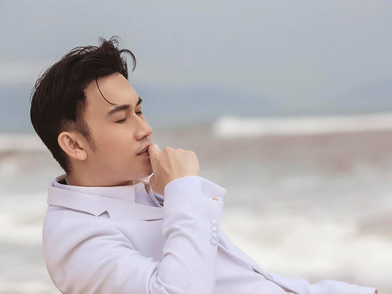 Ca sĩ Dương Triệu Vũ cũng bày tỏ sự thương tiếc diễn viên Mai Trung Hiếu: "Em ra đi thanh thản nhé Hiếu. Em còn quá trẻ, tài năng. Anh thương em, một nghệ sĩ múa thiên tài. Cảm ơn em vì sự yêu nghề".