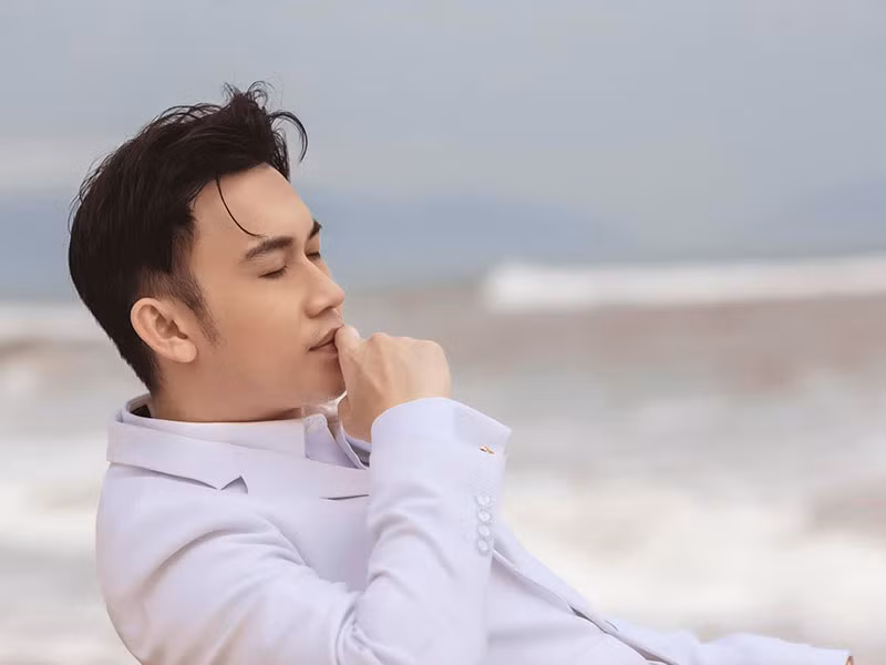 Ca sĩ Dương Triệu Vũ cũng bày tỏ sự thương tiếc diễn viên Mai Trung Hiếu: "Em ra đi thanh thản nhé Hiếu. Em còn quá trẻ, tài năng. Anh thương em, một nghệ sĩ múa thiên tài. Cảm ơn em vì sự yêu nghề".