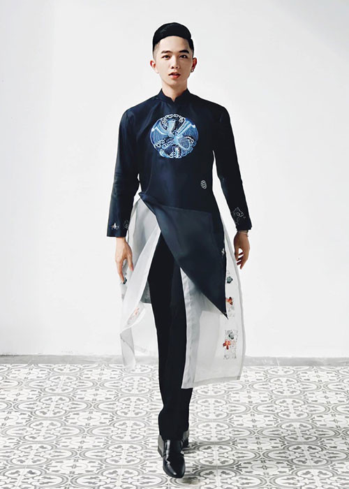 ...Trong những ngày vật lộn với cái Tết thì sự ra đi của em lại càng làm cho những người ở lại đau buồn hơn. Mong em nhẹ nhàng mà đi. Đâu đó vẫn có một sân khấu với nghìn khán giả đợi chờ em. Thánh đường nghệ thuật vẫn chờ đợi em. Em sẽ luôn sống mãi trong lòng những ai yêu mến em. Chào em, chú chim công bé nhỏ”.