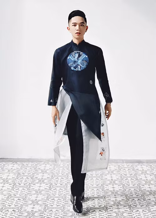 ...Trong những ngày vật lộn với cái Tết thì sự ra đi của em lại càng làm cho những người ở lại đau buồn hơn. Mong em nhẹ nhàng mà đi. Đâu đó vẫn có một sân khấu với nghìn khán giả đợi chờ em. Thánh đường nghệ thuật vẫn chờ đợi em. Em sẽ luôn sống mãi trong lòng những ai yêu mến em. Chào em, chú chim công bé nhỏ”.