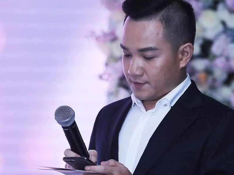 MC Anh Khoa nghe tin Mai Trung Hiếu qua đời vô cùng bàng hoàng. “Anh em mình gặp nhau trong rất nhiều show làm cùng, em cười rồi chào anh, chưa kịp chụp với nhau tấm hình nào. Hôm trước, anh còn mời em chuẩn bị tham gia 1 dự án, quay sản phẩm âm nhạc anh chuẩn bị sản xuất và quay trên vùng cao, vì anh tin nó rất hợp với em. Và em cũng đã nhận lời anh! Thế mà. Yên nghỉ nhé em Mai Trung Hiếu, một nghệ sĩ múa thật yêu nghề, tài giỏi và ngoan ngoãn”, nam MC chia sẻ.