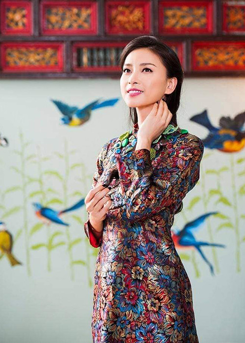 Cũng độc thân giống Thanh Hằng, Ngô Thanh Vân có mối tình đầu tiên năm 19 tuổi. Người bạn trai đầu tiên của Ngô Thanh Vân đồng ý cho cô thử sức với nghệ thuật trong 8 năm trước khi kết hôn. Tuy nhiên, sau 5 năm chờ đợi, người này quyết định chia tay còn Ngô Thanh Vân tiếp tục theo đuổi nghệ thuật.