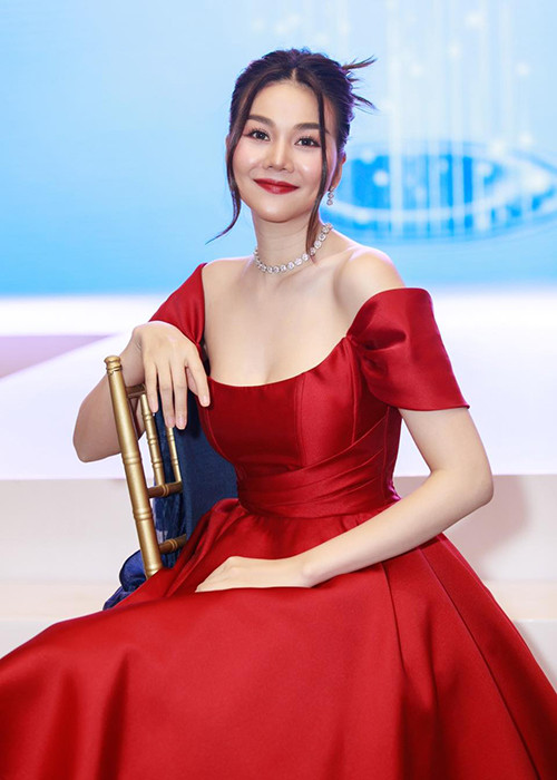 Siêu mẫu sinh năm 1983 từng chia sẻ về người bạn trai rất tâm lý của mình. Anh thường xuyên đưa đồ ăn đến cho Thanh Hằng khi đi quay hình, giúp người yêu chuẩn bị Tết cho gia đình.