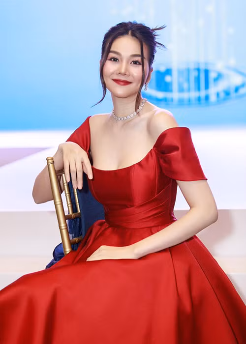 Siêu mẫu sinh năm 1983 từng chia sẻ về người bạn trai rất tâm lý của mình. Anh thường xuyên đưa đồ ăn đến cho Thanh Hằng khi đi quay hình, giúp người yêu chuẩn bị Tết cho gia đình.