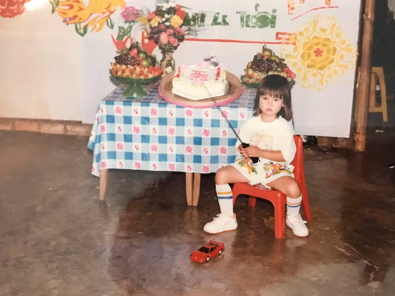 Khởi My có năng khiếu ca hát từ nhỏ. Nữ ca sĩ kể, chập chững lên 3, cô đã đứng hát giữa chợ Bến Thành để làm vui người lạ.