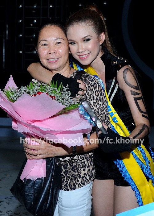 Khởi My đắt show nhờ giải thưởng quán quân Gương mặt thân quen 2013 cùng loạt bài hát được yêu thích như: “Gửi cho anh”, “Vì sao”, “Người yêu cũ”.