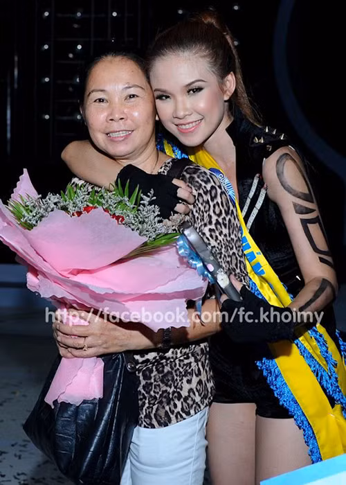 Khởi My đắt show nhờ giải thưởng quán quân Gương mặt thân quen 2013 cùng loạt bài hát được yêu thích như: “Gửi cho anh”, “Vì sao”, “Người yêu cũ”.