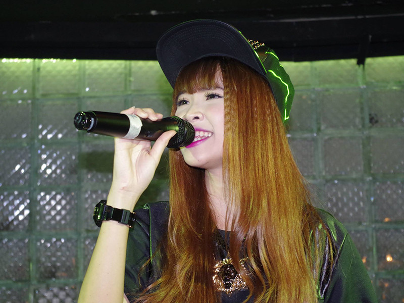 Bà xã của Kelvin Khánh chia sẻ, việc đi hát hội chợ là cơ hội may mắn để thân thiết và gần gũi với tất cả fan như bạn bè.