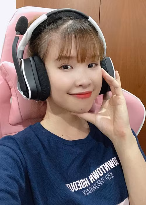 Gần đây, Khởi My bắt đầu thử sức với lĩnh vực stream về game.