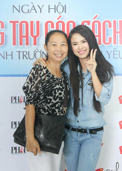 Xuất thân nghèo khó, bố mẹ ly hôn, Khởi My chăm chỉ đi hát, làm MC để có tiền lo cuộc sống của bản thân và mẹ.