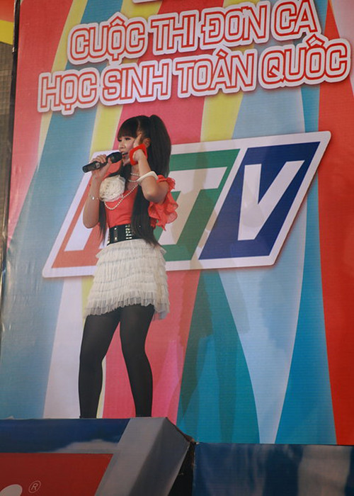 17 tuổi, Khởi My đoạt giải nhất Tiếng ca học đường. Sau đó, cô thi đỗ vào Nhạc viện TP.HCM.