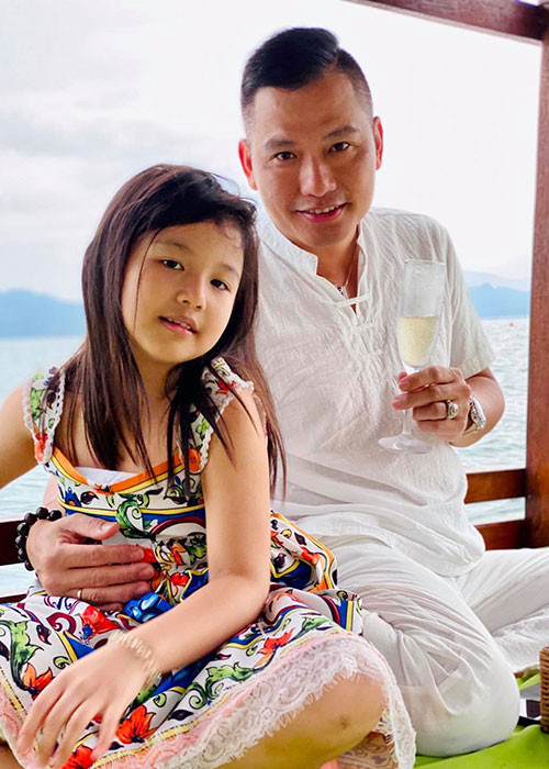 Bé Na sinh năm 2013, được nhận xét thừa hưởng những nét đẹp từ bố lẫn mẹ.