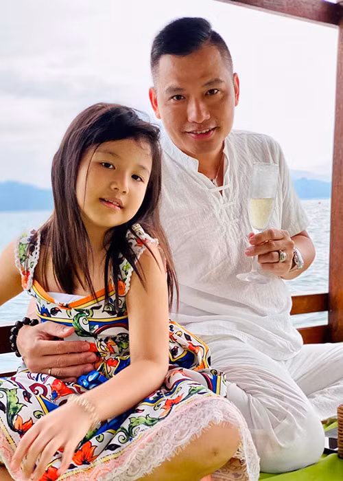 Bé Na sinh năm 2013, được nhận xét thừa hưởng những nét đẹp từ bố lẫn mẹ.