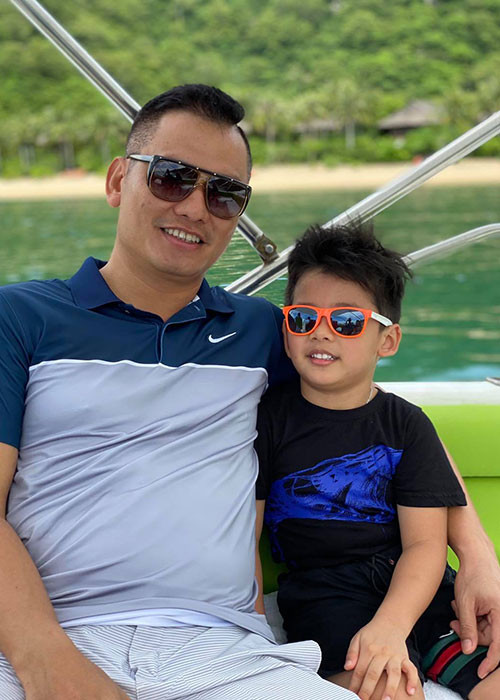 Bé Nu được khen giống bố như tạc.