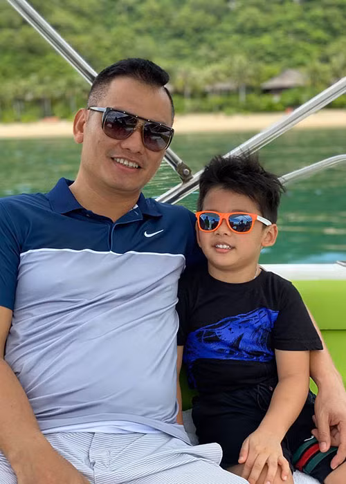 Bé Nu được khen giống bố như tạc.