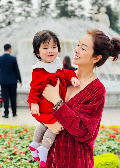 Mới đây, Jennifer Phạm khoe con gái thứ 4 - bé Nấm. Cô nhóc hơn 1 tuổi, vô cùng đáng yêu với đôi mắt đen to tròn, khuôn miệng trái tim nhỏ nhắn và làn da trắng mịn.