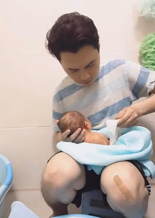 Nam Cường được khen là ông bố bỉm sữa khéo chăm con.