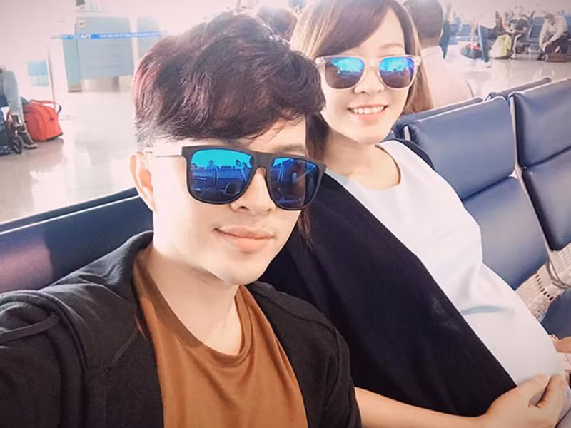 Khi bà xã của Nam Cường mang bầu, nam ca sĩ dành nhiều thời gian bên cạnh vợ trong những tháng đầu thai kỳ vì cô bị ốm nghén hay mệt.