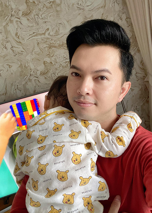 Con trai thứ hai của Nam Cường chào đời trước ngày dự sinh nên nam ca sĩ khá bất ngờ.
