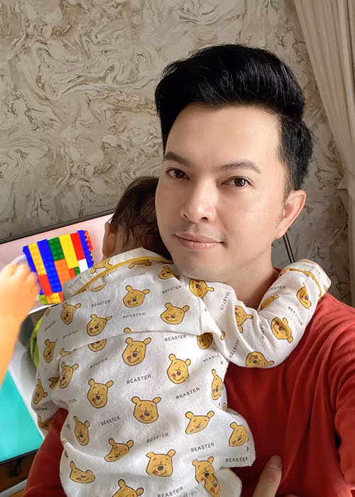 Con trai thứ hai của Nam Cường chào đời trước ngày dự sinh nên nam ca sĩ khá bất ngờ.