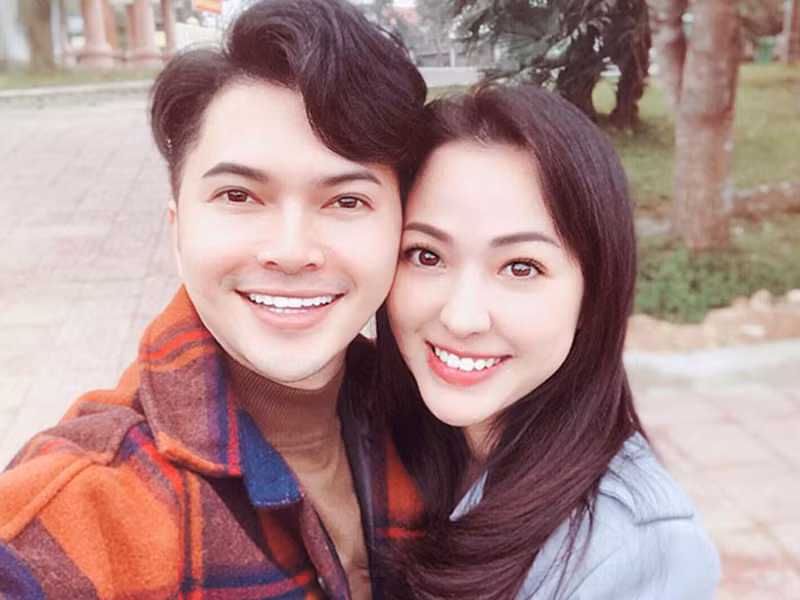 Nam Cường luôn dành lời có cánh cho bà xã. Nam ca sĩ khen vợ nhẹ nhàng, trầm tĩnh, không cầu kỳ, kiểu cách và không ghen tuông vô cớ.