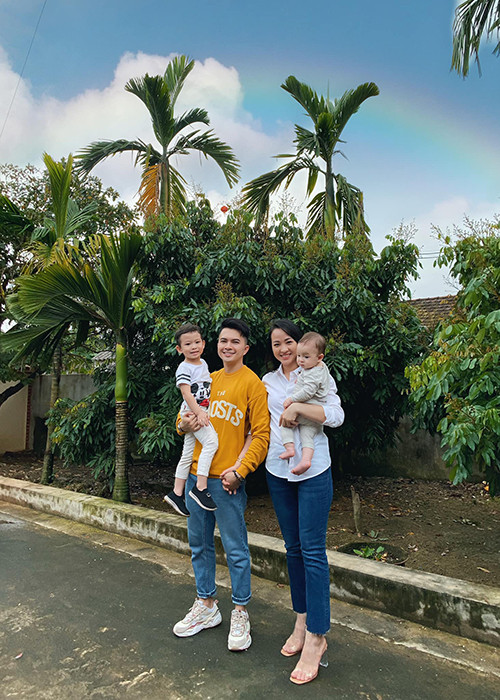 Kết hôn được 5 năm, tình cảm vợ chồng Nam Cường vẫn mặn nồng. Nam ca sĩ cho biết, người đàn ông trong gia đình phải biết chiều và nhịn vợ. "Tính tôi rất lãng mạn, tôi hay để ý xem vợ thích gì, cần gì rồi lén đi mua, về tặng vợ bất ngờ", Nam Cường chia sẻ trên Tri thức trẻ.