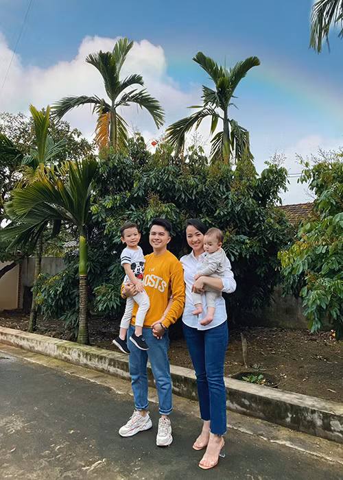 Kết hôn được 5 năm, tình cảm vợ chồng Nam Cường vẫn mặn nồng. Nam ca sĩ cho biết, người đàn ông trong gia đình phải biết chiều và nhịn vợ. "Tính tôi rất lãng mạn, tôi hay để ý xem vợ thích gì, cần gì rồi lén đi mua, về tặng vợ bất ngờ", Nam Cường chia sẻ trên Tri thức trẻ.