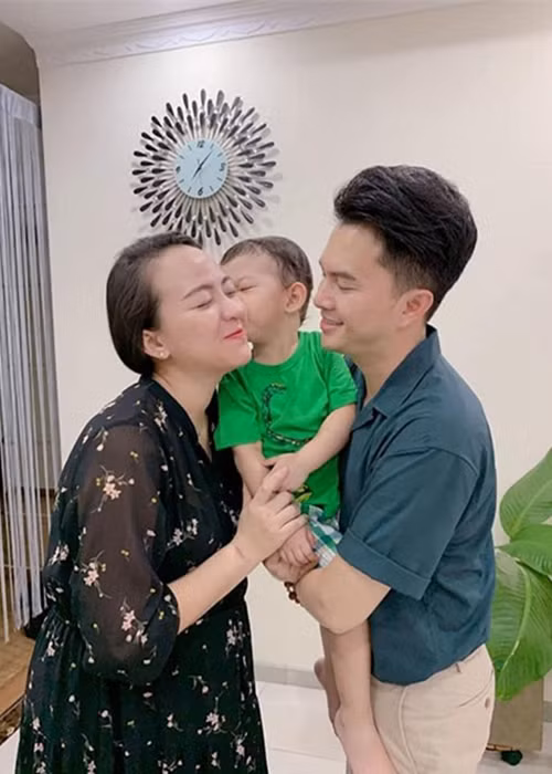 Khi bé Rio được 2 tuổi, Phương Thảo mang bầu lần 2. Nam ca sĩ cho biết vợ chồng anh trước đó không lên kế hoạch sinh thêm con.