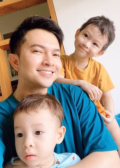 Giọng ca "Bay giữa ngân hà" chạy show nhiều hơn sau khi có con.