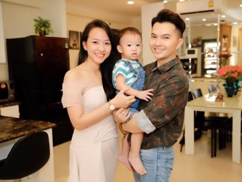 Có vợ con đề huề nhưng Nam Cường vẫn đối mặt với tin đồn giới tính.