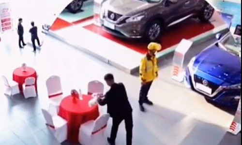 Toi giao do an cho khach, chang shipper 'tien tay' mua luon sieu xe