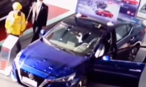 Toi giao do an cho khach, chang shipper 'tien tay' mua luon sieu xe-Hinh-2