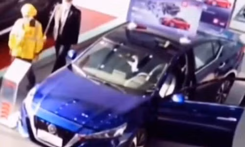 Toi giao do an cho khach, chang shipper 'tien tay' mua luon sieu xe-Hinh-2