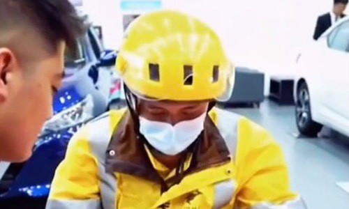 Toi giao do an cho khach, chang shipper 'tien tay' mua luon sieu xe-Hinh-3