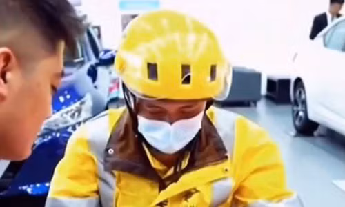 Toi giao do an cho khach, chang shipper 'tien tay' mua luon sieu xe-Hinh-3