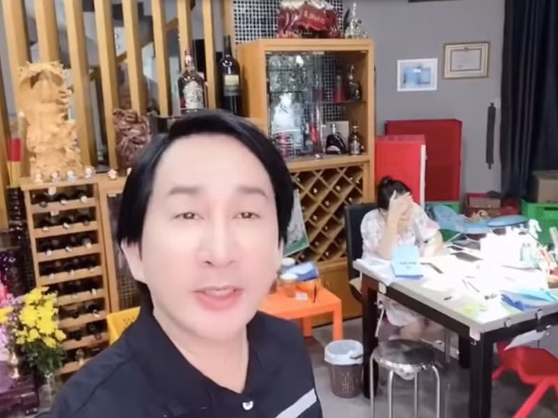 Khi bán hàng online, không ít nghệ sĩ bị bom hàng. Nghệ sĩ Kim Tử Long từng than thở việc bị người mua bom hơn 20 đơn hàng. Anh mong rằng, ai thực sự mua, hãy đặt hàng, chứ không nên mua ảo.