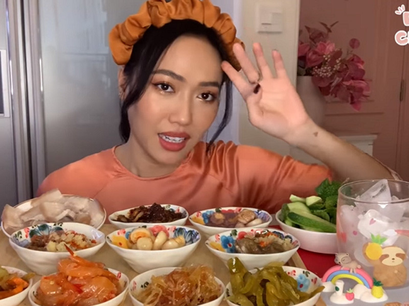 Vì dịch bệnh, sao Việt cũng đổ xô làm Vlog bởi ngoài số tiền kiếm được thông qua lượt view để chạy quảng cáo, các vlog còn mang đến nguồn thu từ các nhãn hàng được giới thiệu gián tiếp.