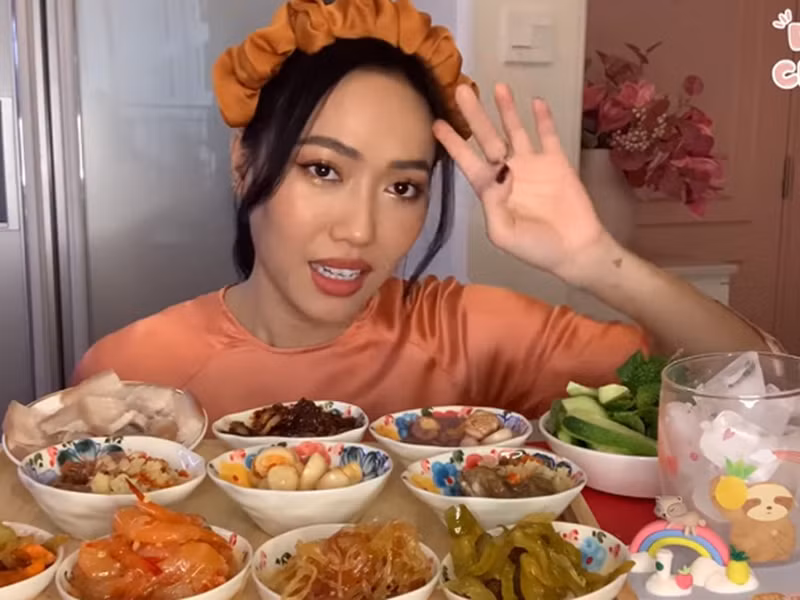 Vì dịch bệnh, sao Việt cũng đổ xô làm Vlog bởi ngoài số tiền kiếm được thông qua lượt view để chạy quảng cáo, các vlog còn mang đến nguồn thu từ các nhãn hàng được giới thiệu gián tiếp.