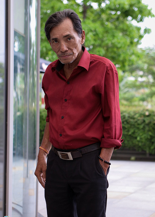 Thương Tín cho hay, quá túng quẫn, ai gọi việc gì ông cũng làm. Nhiều lúc ông chấp nhận đi hát đám cưới ở tỉnh xa, cát-sê vài triệu nhưng không phải lúc nào cũng đều đặn, có khi vài tháng, mới nhận được một lời mời hát đám cưới. Ảnh: Zing