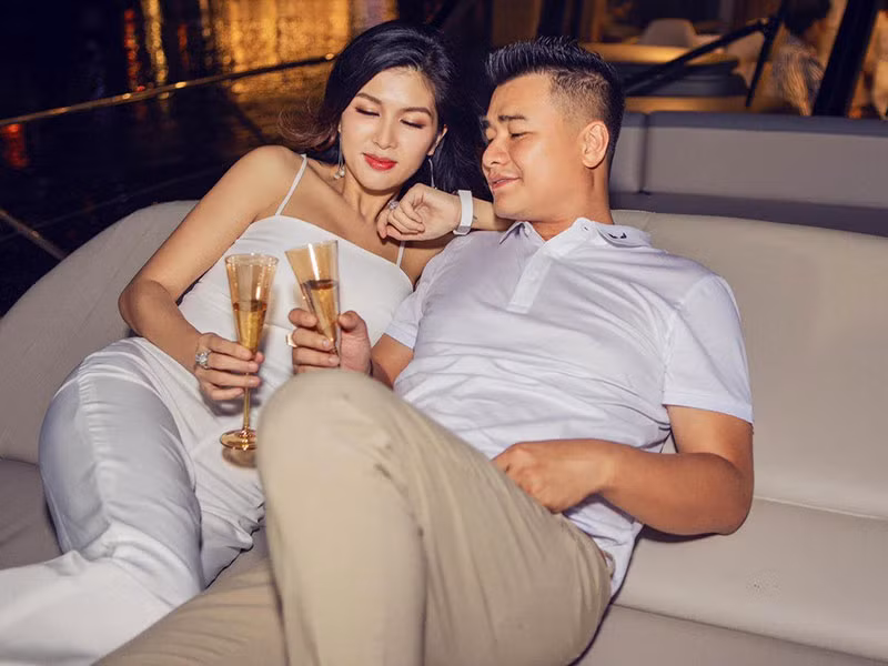 Theo Ngôi sao, doanh nhân Tân Long tên thật là Nguyễn Quang Tấn. Anh làm về bất động sản và xăng dầu. Ảnh: Phụ nữ Việt Nam