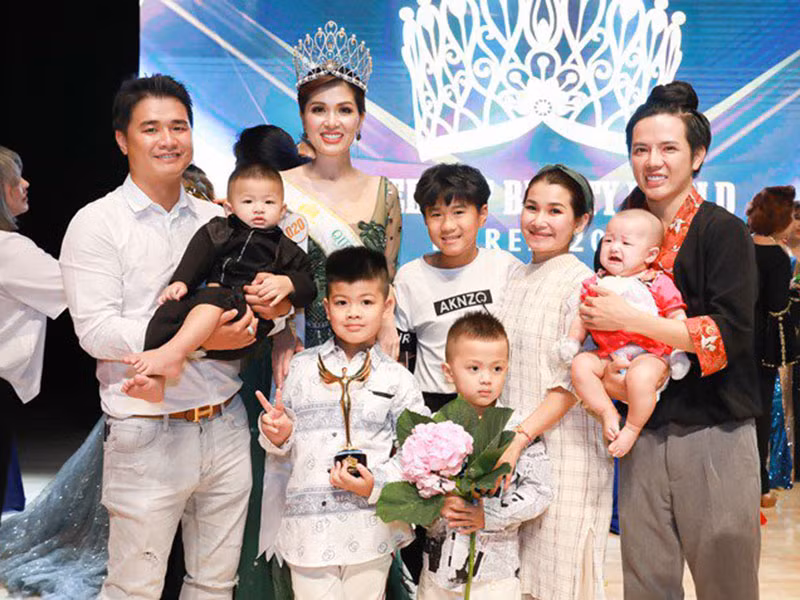 Theo Oanh Yến, vì 2 con đầu lòng của cô thiếu tình yêu thương từ cha đẻ nên doanh nhân Tân Long cố gắng bù đắp tất cả. "Thời điểm đó, tôi cảm thấy e ngại về chuyện mình đã có hai con nhưng anh lại không để tâm mà hết lòng yêu thương tôi, thậm chí coi hai con riêng của tôi như con đẻ. Chính điều đó khiến tôi cảm động", Oanh Yến chia sẻ. Ảnh: Thời đại plus