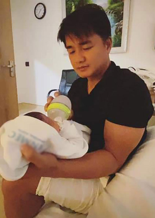 Ông xã của Oanh Yến sẵn sàng chăm sóc các con khi rảnh rỗi.